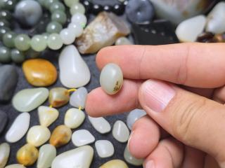 2.6克黑皮青白玉籽料.圆嘟嘟的籽型,和田玉籽料的手串籽或者小挂坠