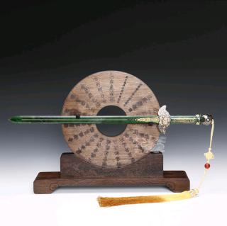 和田玉剑以乾隆皇帝的剑为原型所创作上等和田碧玉色泽莹绿清润质感
