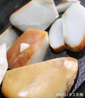 为什么不建议和田玉玩家切料赌石?看图说话!
